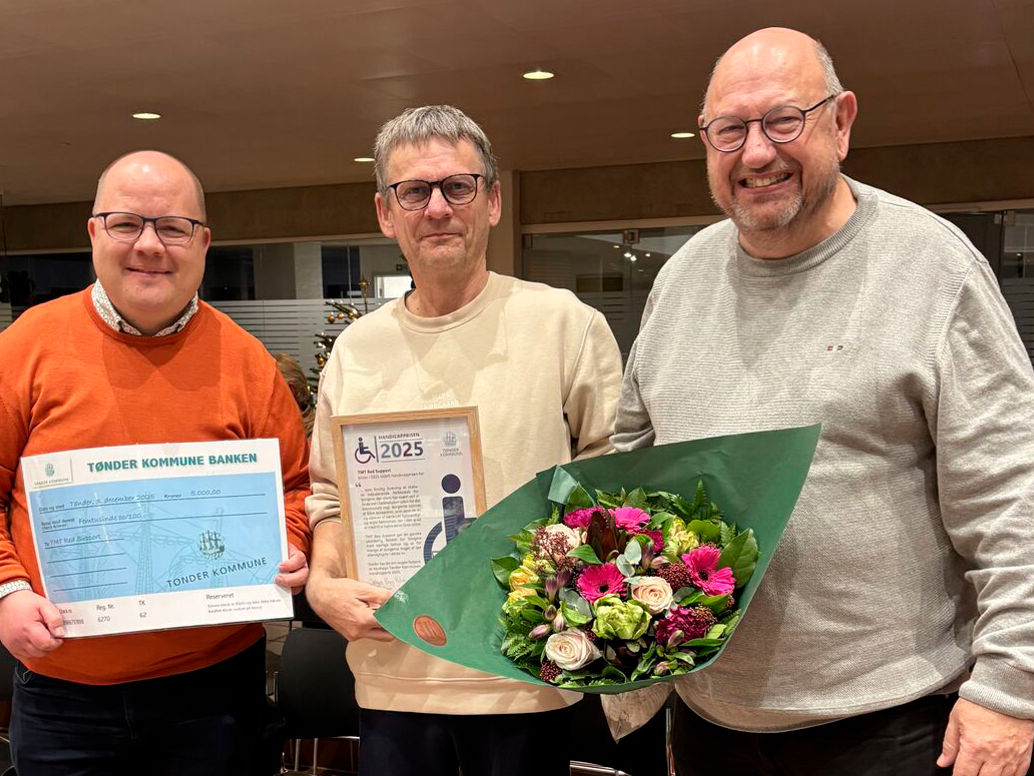 Sidste års vindere fra TMT Red Support står med diplom, gavecheck og blomster.